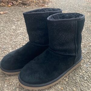 UGG Classic Short Serin Black Sparkly Boots Big Kids Sz 6 Women’s Sz 8